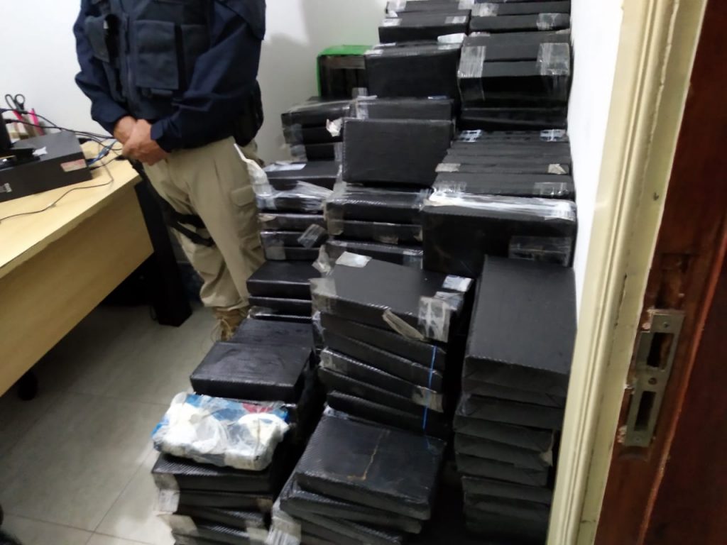 PRF apreende 624 quilos de cocaína na Via Dutra, trecho de Roseira