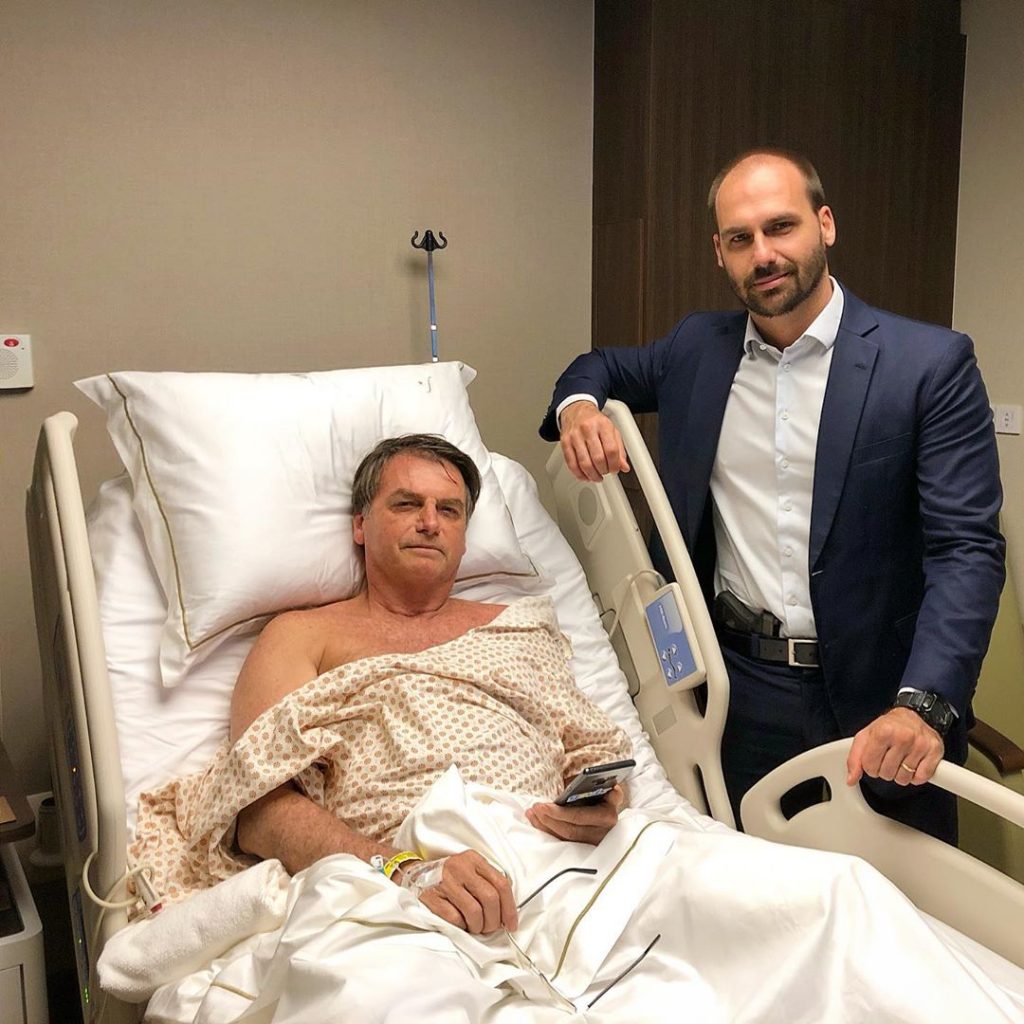 img-responsive Bolsonaro faz caminhada pelo corredor do hospital