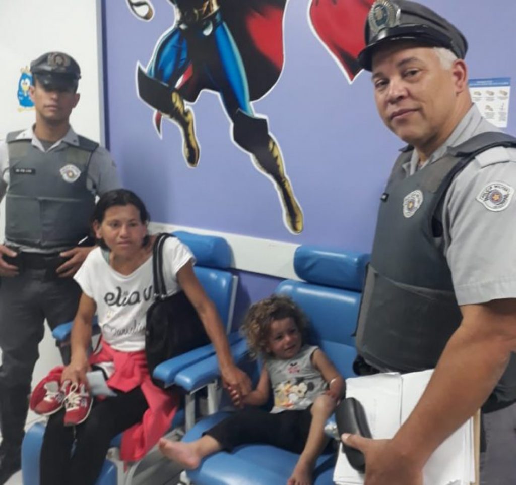 Criança em convulsão é salva por policiais em Caraguatatuba