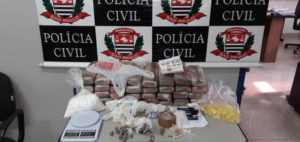 Trio é preso com mais de 30 quilos de drogas em São José