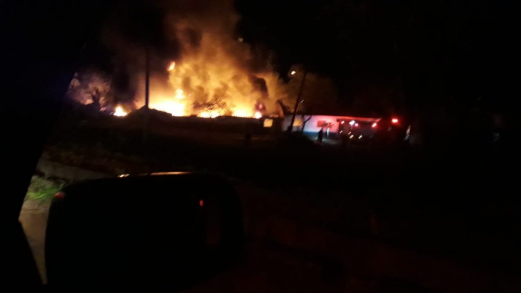 Depósito de materiais recicláveis pega fogo em São José