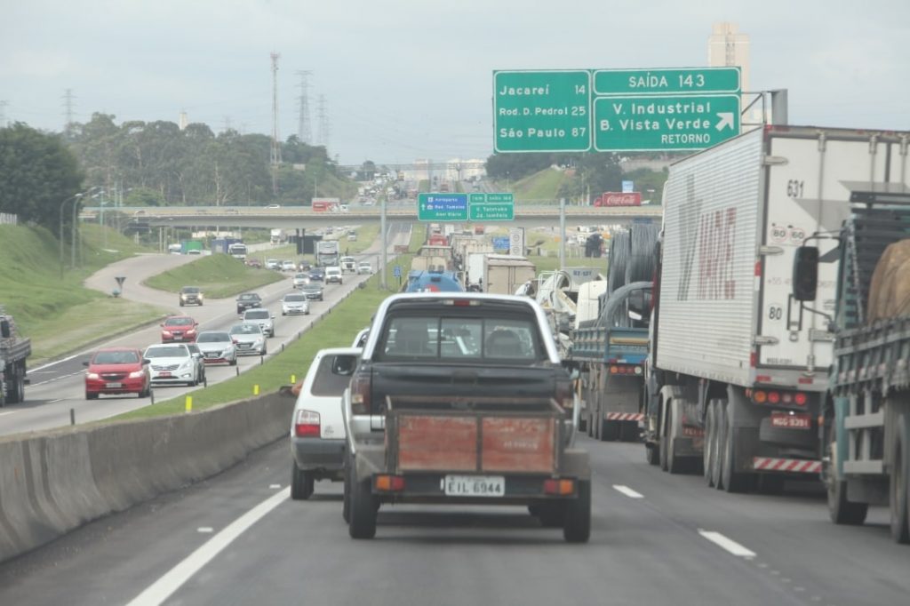 Após acidente, Dutra registra pontos de congestionamento em São José