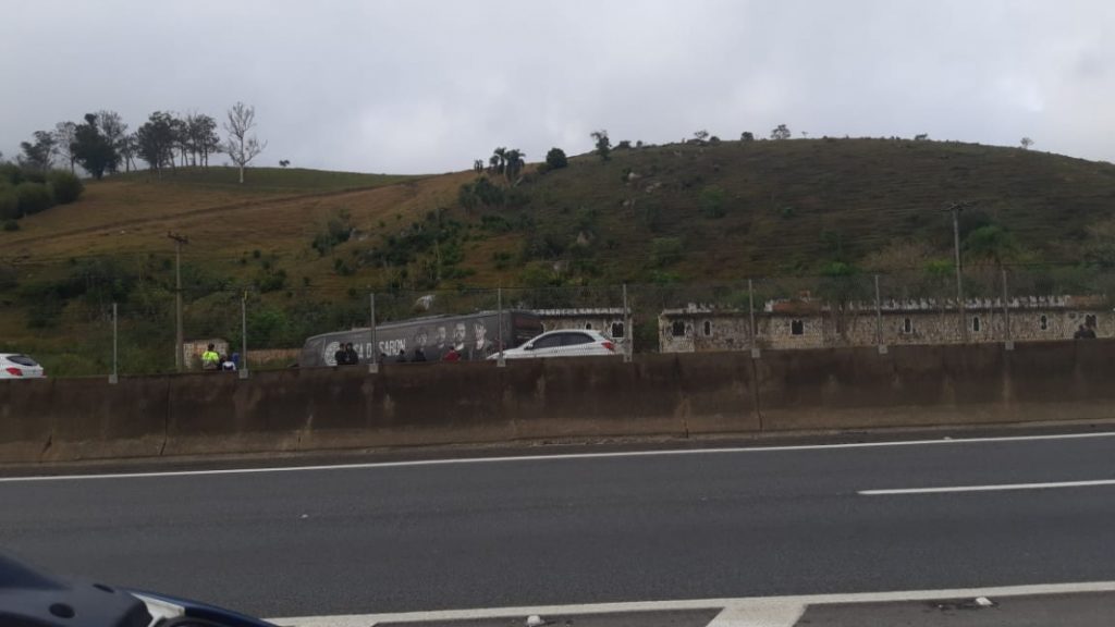Romeiro é atropelado na Dutra por ônibus da banda Rosa de Saron