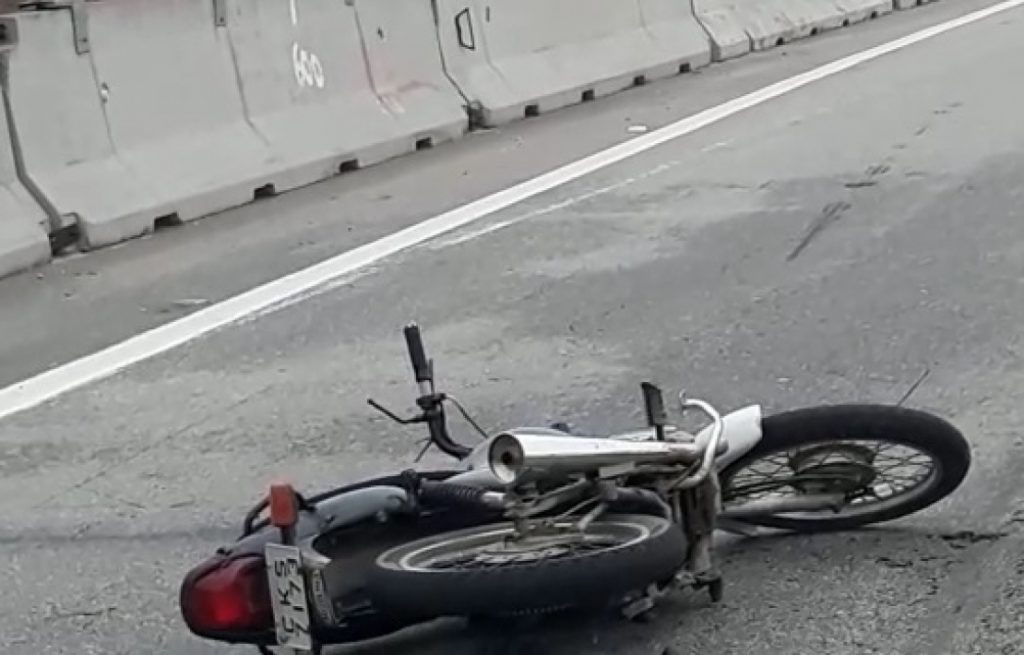 Motociclista e passageiro ficam gravemente feridos após acidente na Tamoios