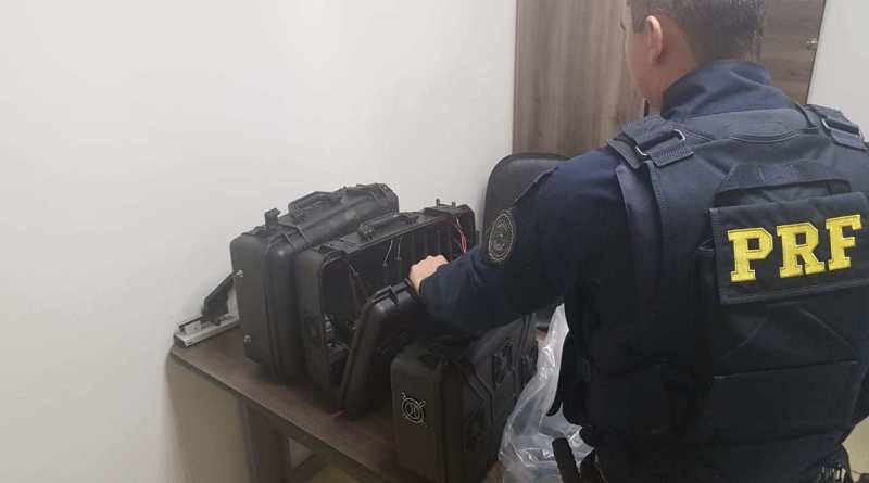 Dois homens foram presos e um caminhão recuperado pela PRF em Taubaté