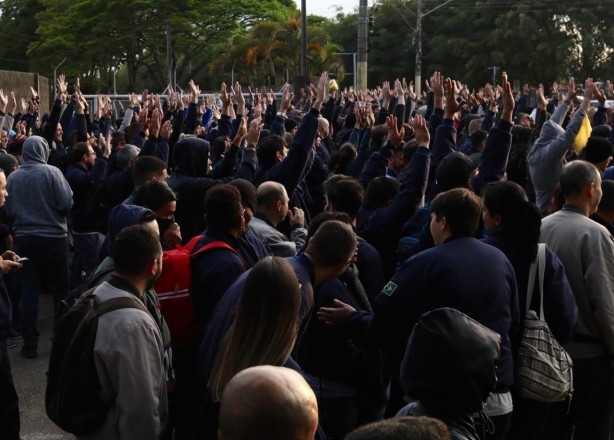 Trabalhadores da Embraer entram em greve após cinco anos