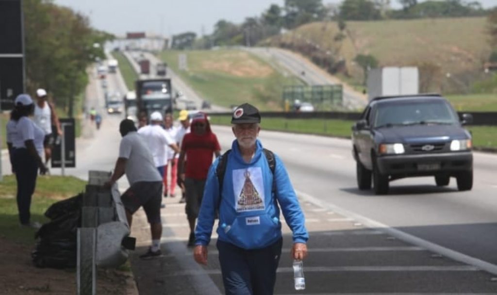 Sob o manto da Padroeira, mais de 230 mil fiéis percorrem 'rota da fé'