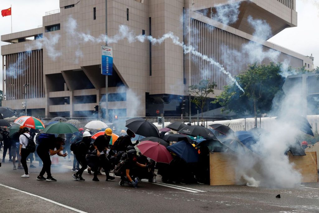 Serviço de metrô é interrompido em Hong Kong por protestos violentos