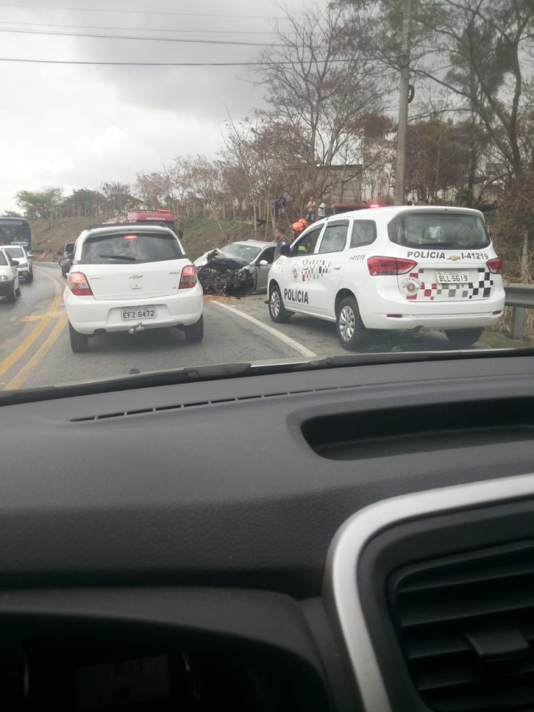 Três pessoas se envolveram em um acidente na Estrada Geraldo Scavoni