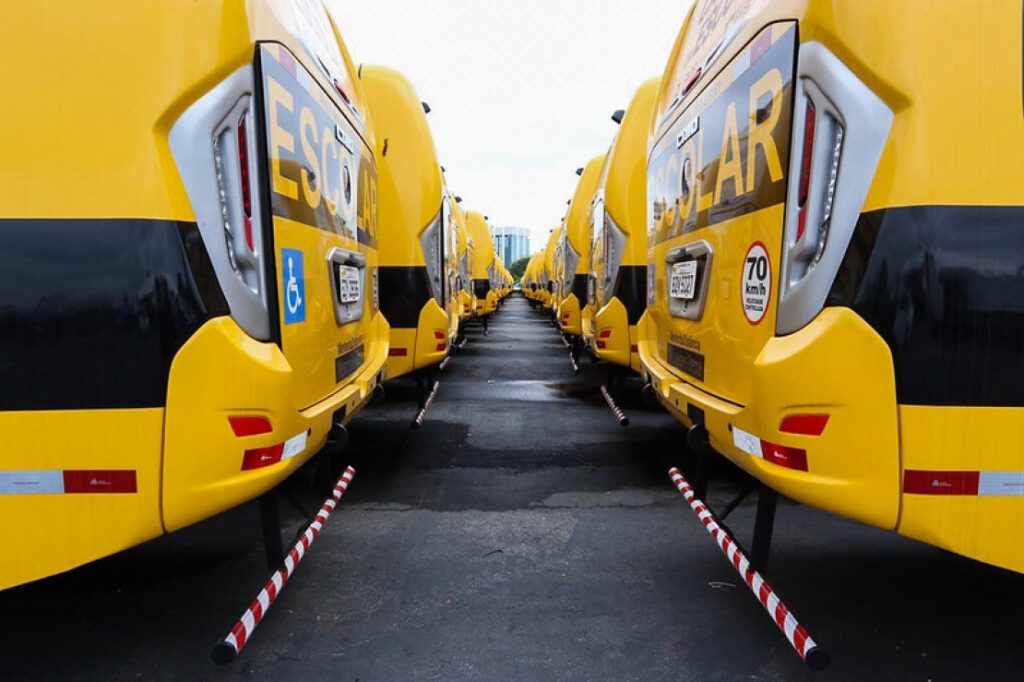 Estado entrega 12 ônibus escolares na RMVale