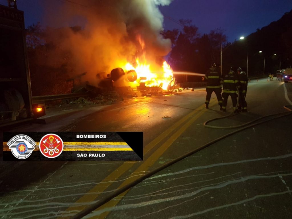 Caminhão com tintas pega fogo em acidente na Tamoios em Caraguatatuba