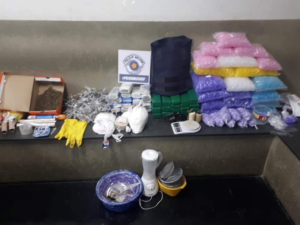 Homem é preso por posse ilegal de arma e tráfico de drogas em São José