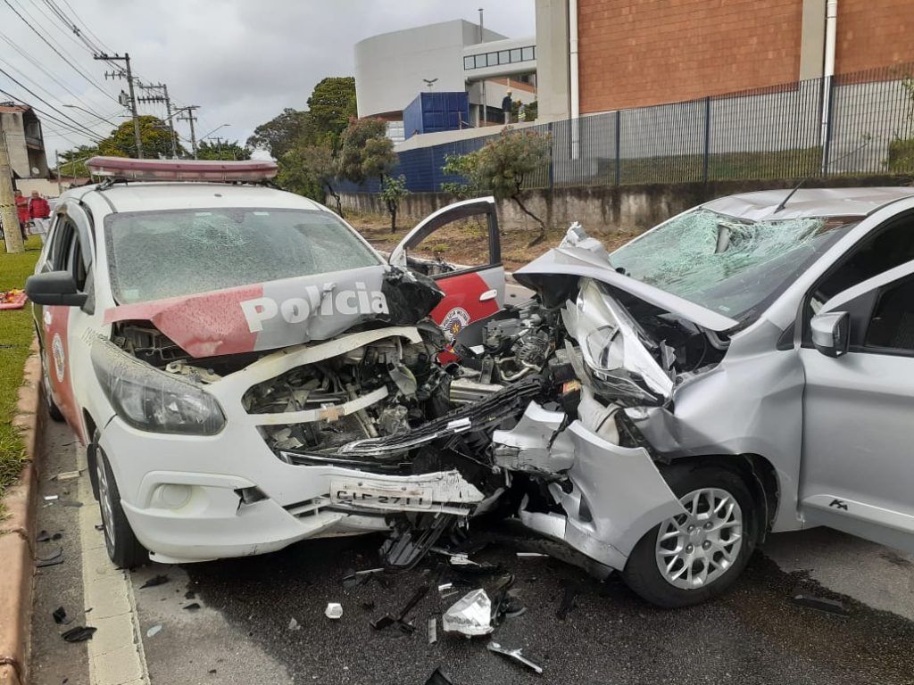 Perseguição deixa um suspeito morto e outro ferido após acidente na avenida dos Astronautas em São José