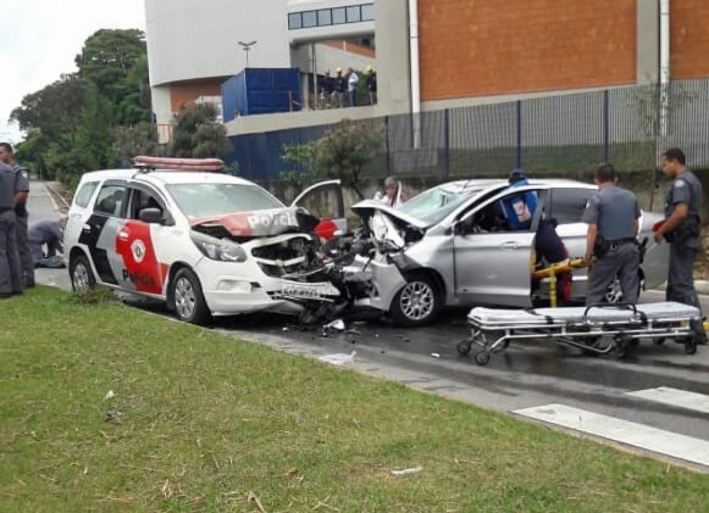 Após perseguição, motociclista que bateu em viatura da PM morre em São José
