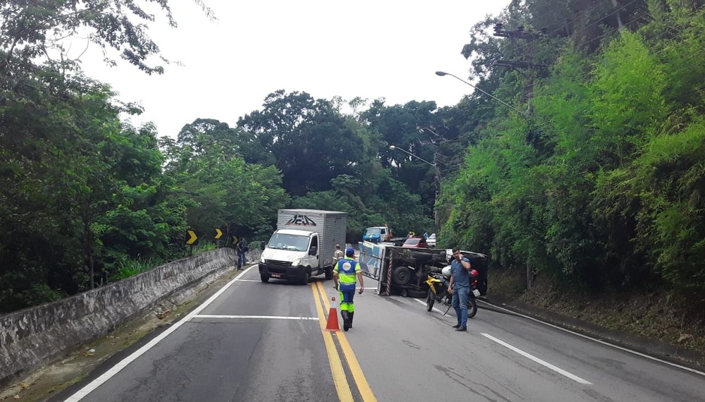 Utilitário capota na Rio-Santos e deixa trânsito lento na Costa Sul de São Sebastião