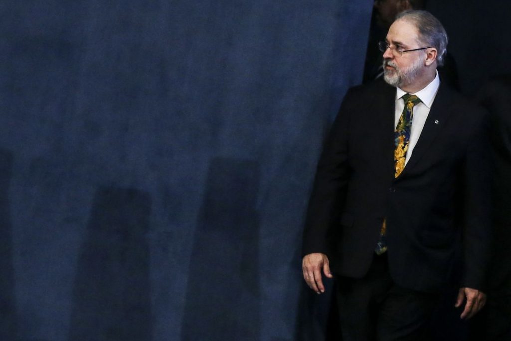 Aras participa de primeira sessão do Supremo, após assumir PGR