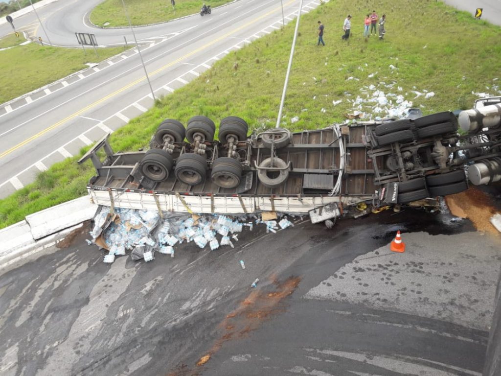 Motorista fica preso nas ferragens em acidente na Floriano Rodrigues Pinheiro