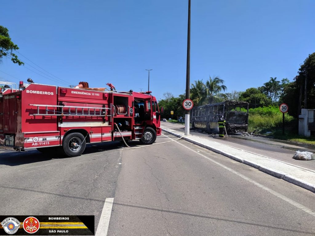 Ônibus pega fogo e fica destruído em Rodovia Rio-Santos em São Sebastião