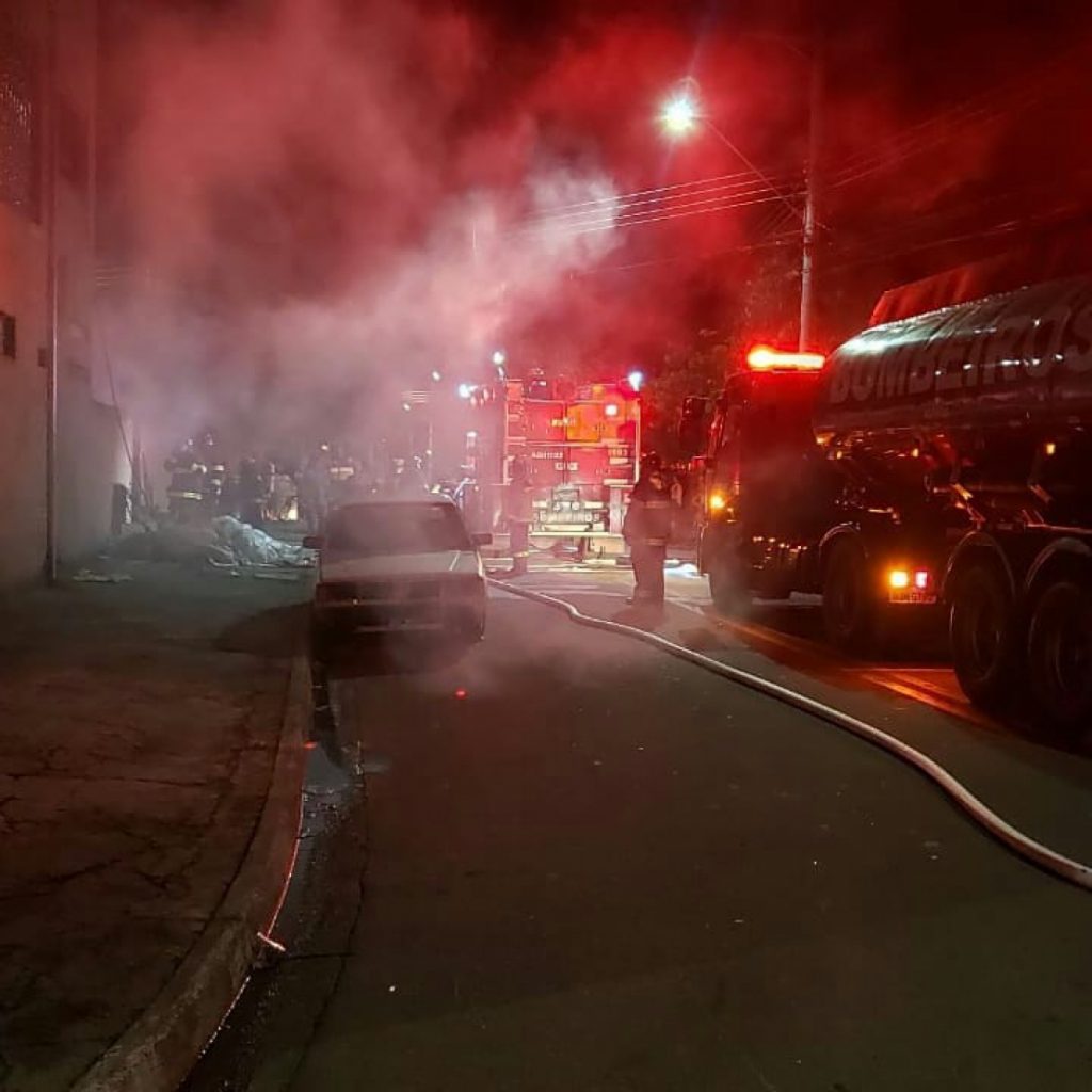 Incêndio atinge depósito de materiais recicláveis na zona sul de São José