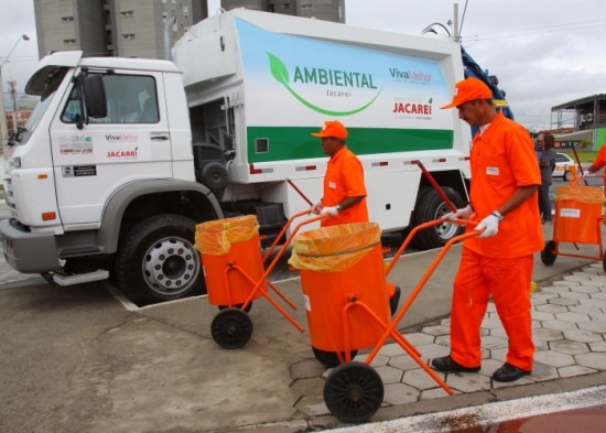 Funcionários paralisam atividades na Ambiental em Jacareí