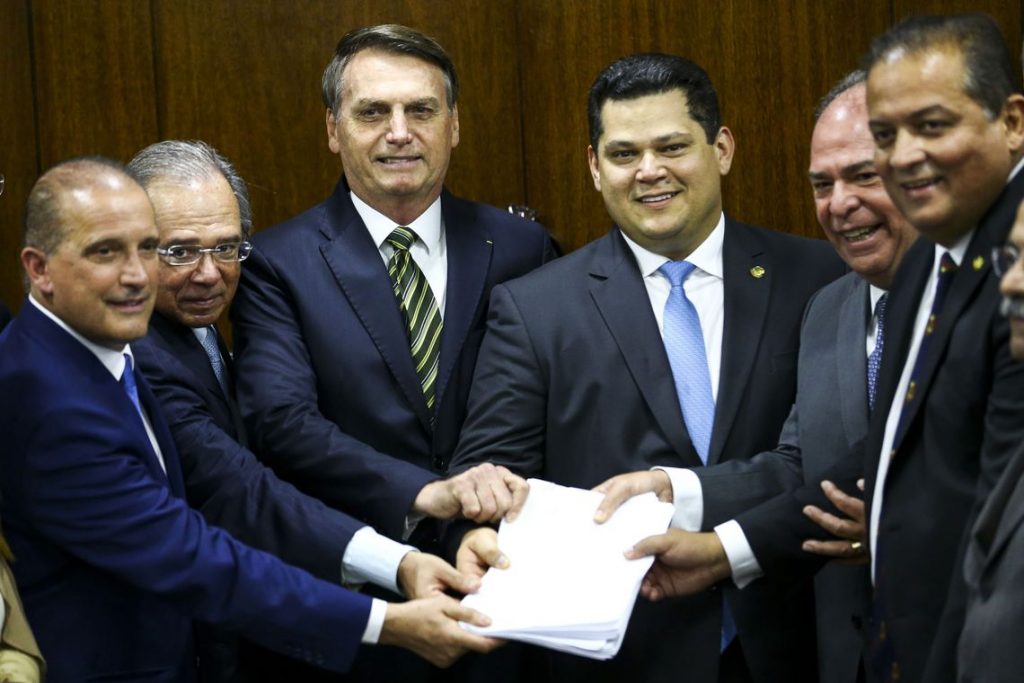 Bolsonaro entrega ao Senado PECs do Pacto Federativo