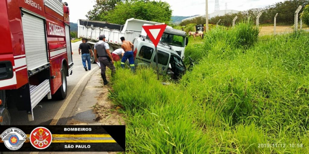 Van e caminhão se envolvem em acidente em Moreira César