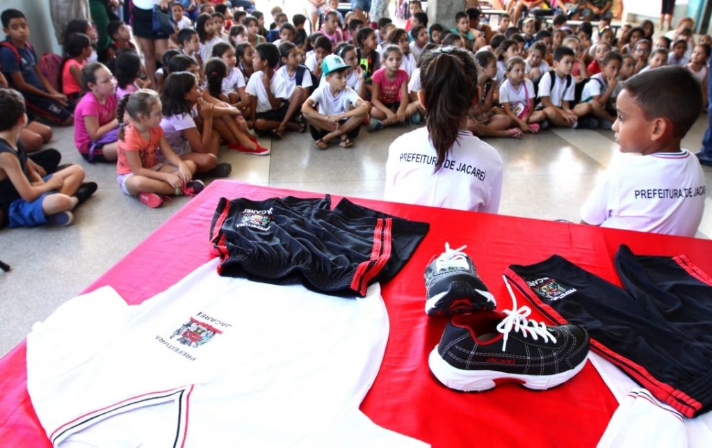 Compra de uniformes escolares em Jacareí custará R$ 1,8 milhões