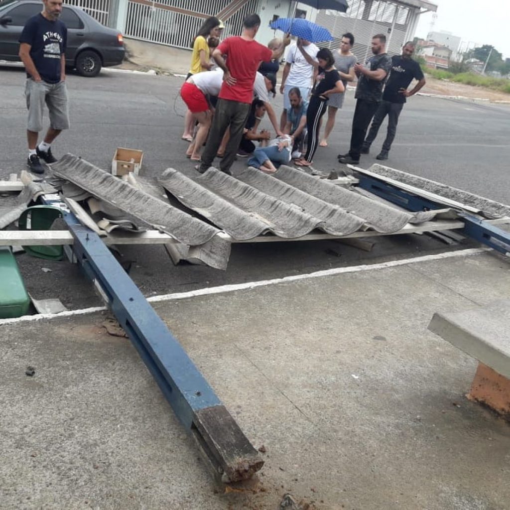 Idosa fica ferida ao ser atingida por queda de ponto de ônibus na zona sul de São José