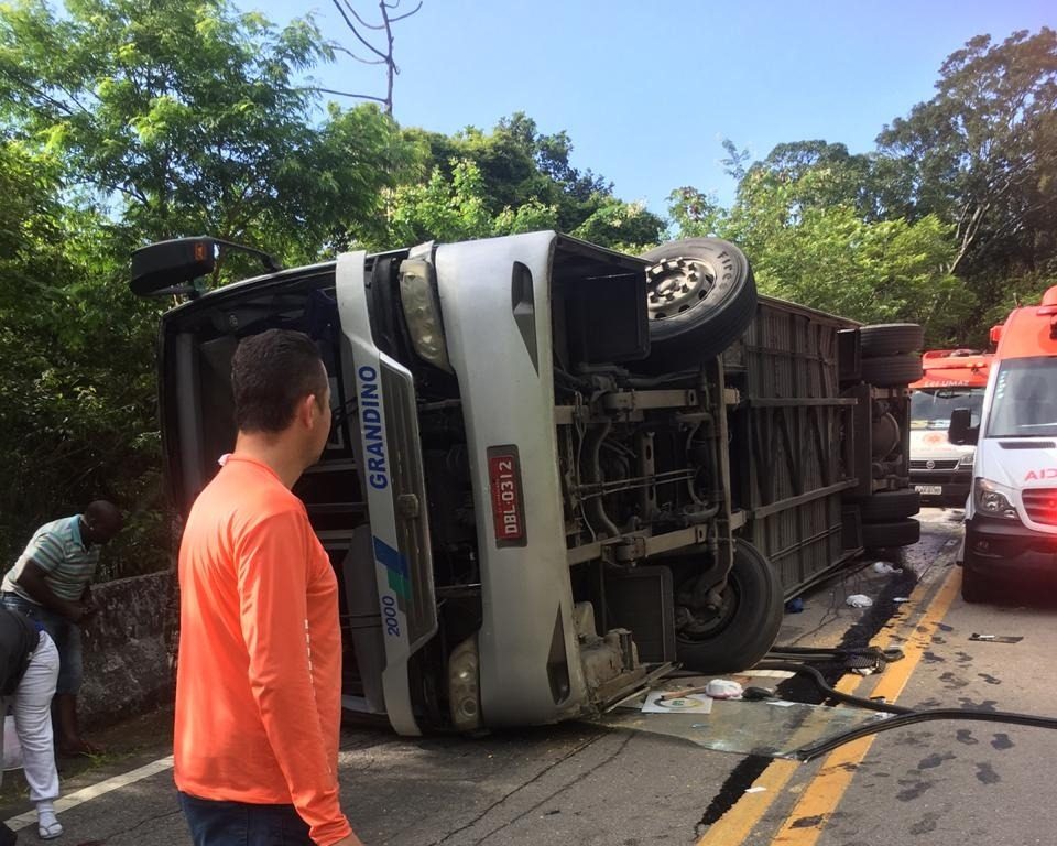 Ônibus de equipe de rugby tomba e causa uma morte na Rodovia Rio-Santos
