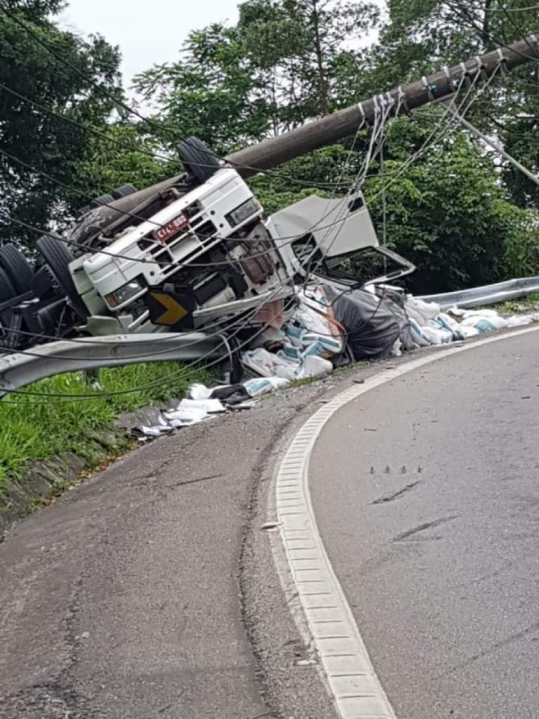 Caminhão desgovernado atinge poste na Rio-Santos em São Sebastião