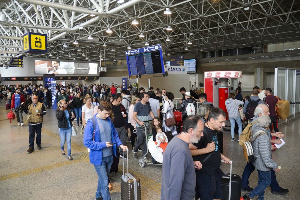 Feriado prolongado movimenta estradas e aeroportos em todo país