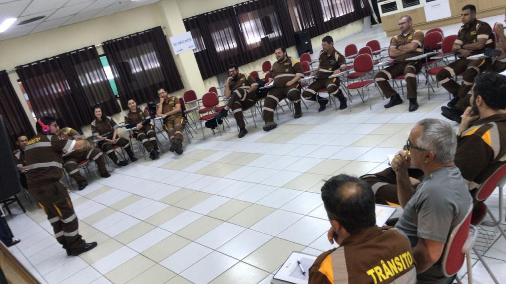 Agentes de trânsito passam por capacitação em libras em Taubaté