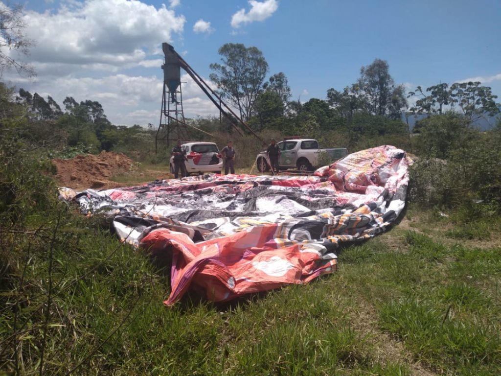 Polícia Ambiental apreende em Guaratinguetá um balão de mais de 80 metros de comprimento.