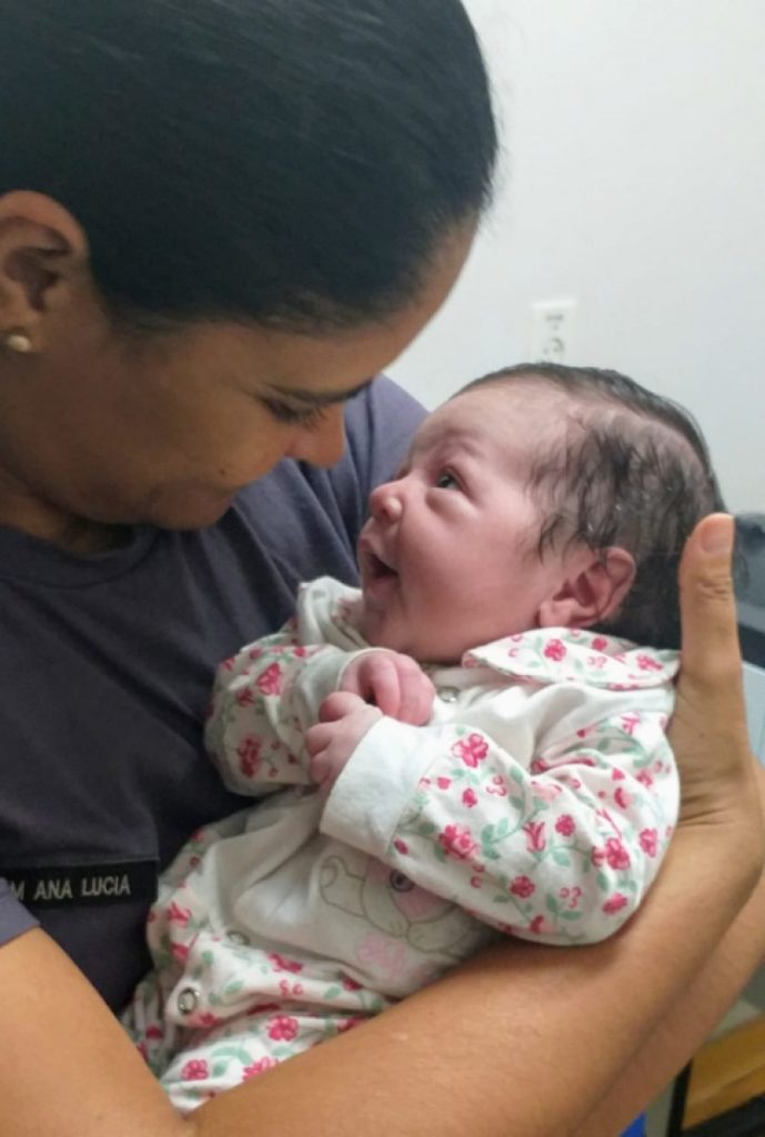 Bebê engasgada com leite é salva por PM por telefone