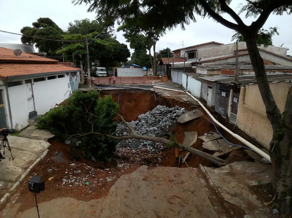 Buraco se forma pela 3º vez na zona sul de São José, em outro caso casas ficaram interditadas por 9 meses