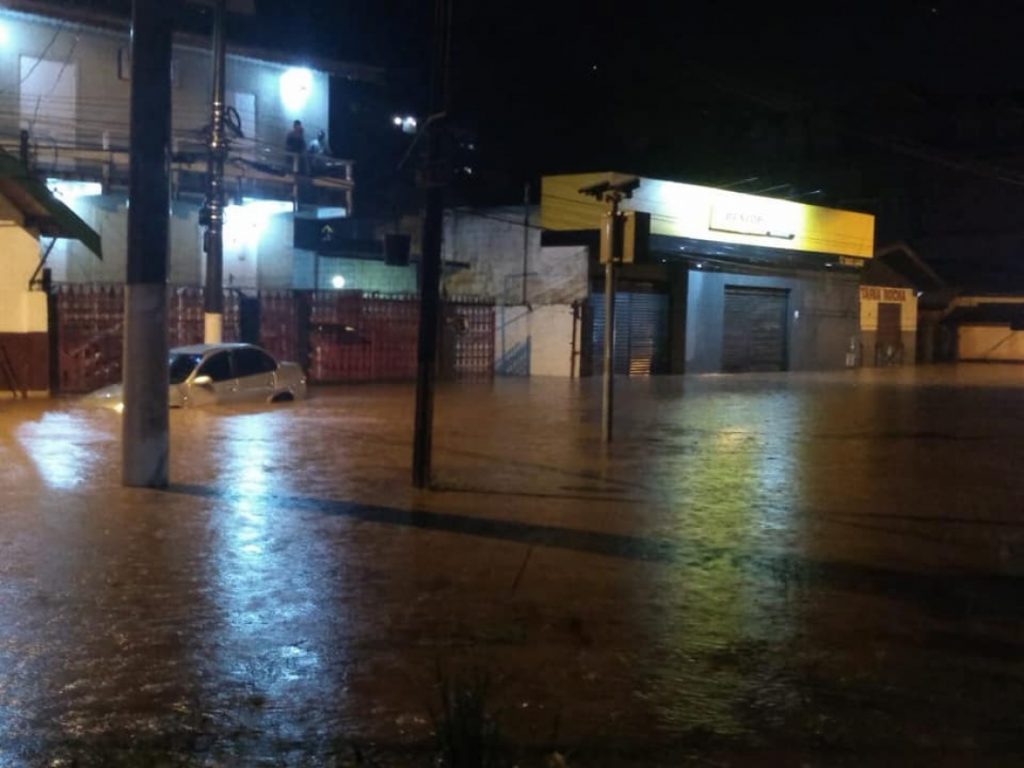 Chuva deixa vias alagadas em Campos do Jordão