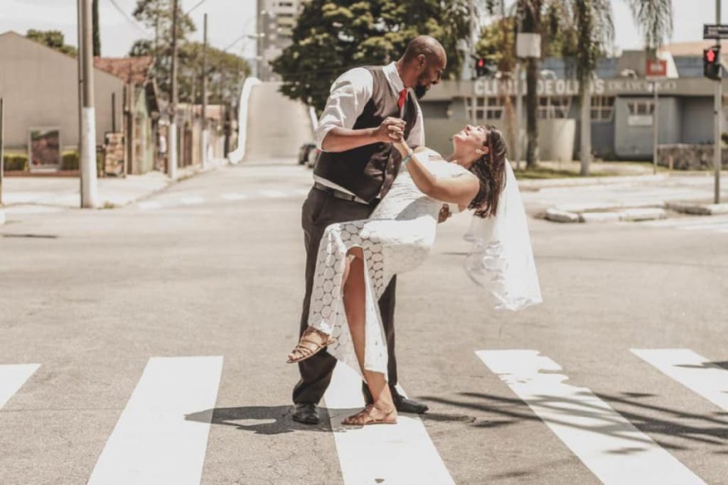 Casal que vende doces para pagar casamento gera comoção ao relatar proibição em Taubaté