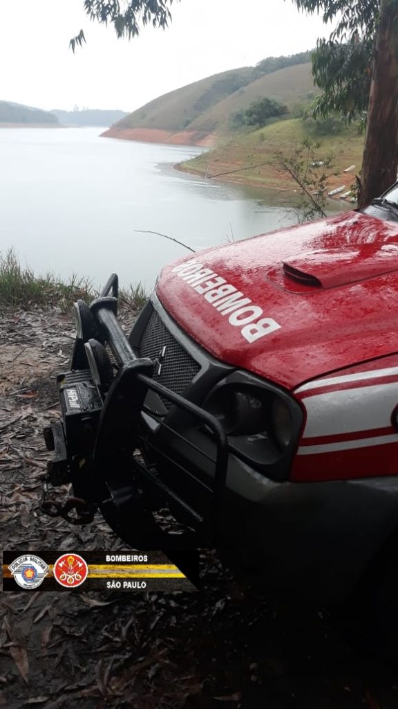 Corpo de homem de 53 anos é encontrado na represa de Paraibuna, na manhã desta quinta-feira (14), próximo a Rodovia dos Tamoios. Bombeiros faziam buscas no local. De acordo com o Corpo de Bombeiros, o homem nadava com o filho de 10 anos na represa, na tarde desta quarta-feira. A criança conseguiu se salvar, mas o pai afogou e desapareceu. A família é de São Sebastião e passava um dia de lazer próximo à represa. Por volta das 16h30, os bombeiros iniciaram as buscas no local, uma profundidade de 30 metros. Três viaturas e o Helicóptero Águia participaram das buscas. Na manhã desta quinta-feira, os bombeiros iniciaram as buscas às 6h, após uma hora e meia do início das buscas, a equipe localizou o corpo da vítima, numa profundidade de 25 metros. Três mergulhadores fizeram as buscas.