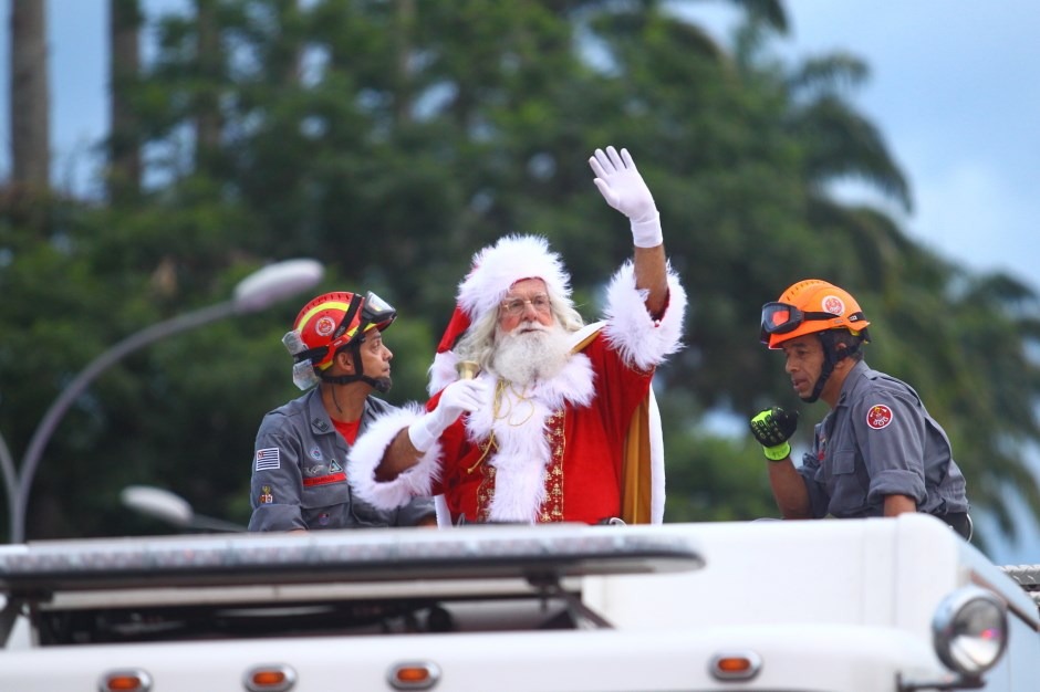 Natal Iluminado começa com show e chegada do Papai Noel