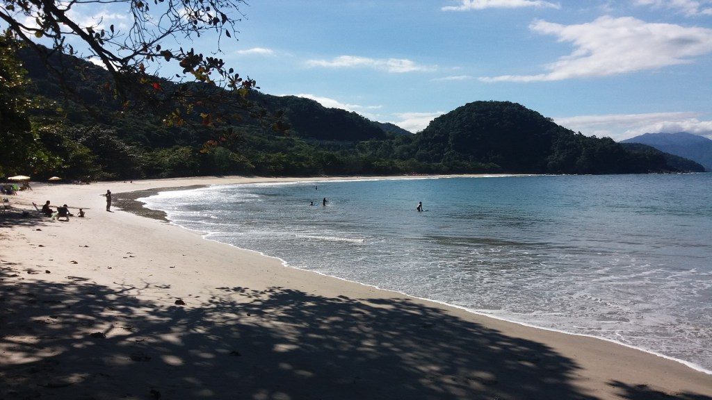 Bombeiros fazem terceiro dia de buscas por jovem que desapareceu na Praia do Félix, em Ubatuba