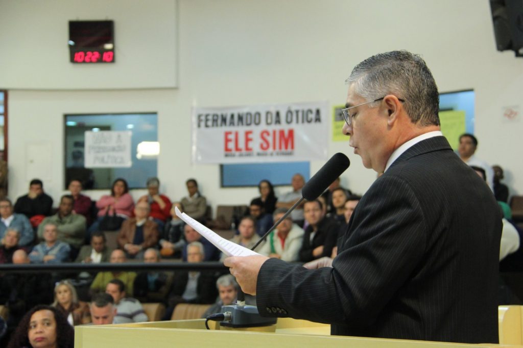 Liminar suspende votação de cassação de Fernando da Ótica