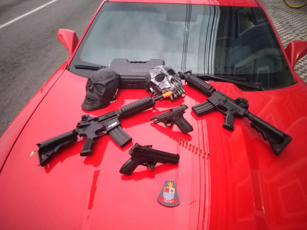 Trio é preso com fuzis de Airsoft em carro de luxo em São José
