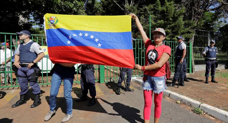Grupo entra na Embaixada da Venezuela em apoio a Juan Guaidó