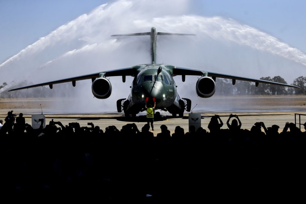 Embraer muda nome de avião em nova parceria com Boeing