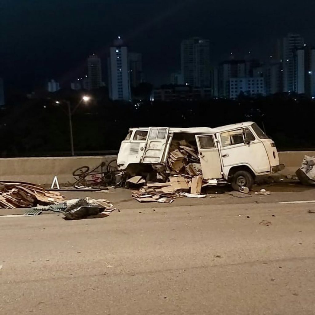 Motorista de kombi bate em carro e foge no Anel Viário em São José
