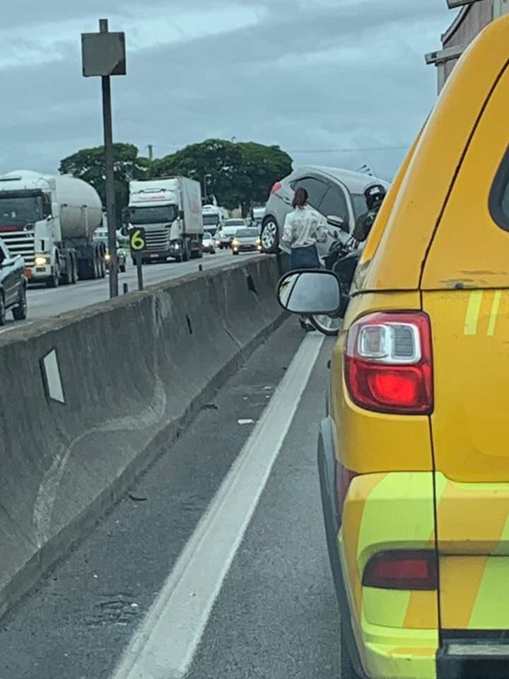 Veículos se envolvem em acidente na Via Dutra em São José dos Campos
