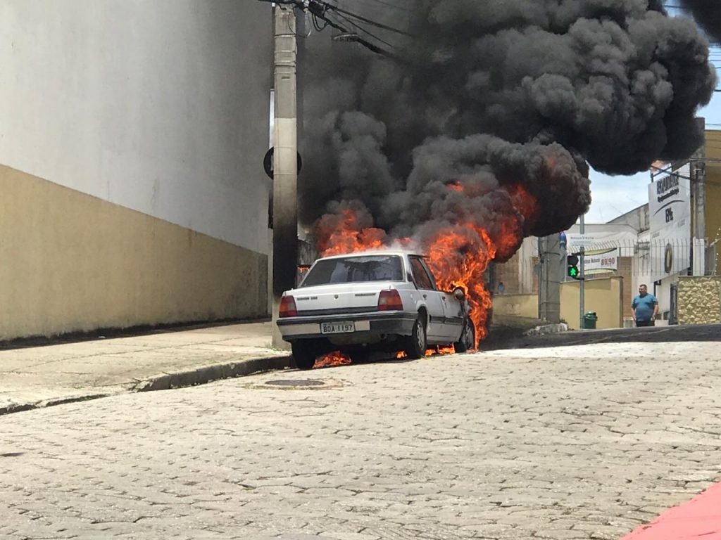 Carro pega fogo na manhã desta sexta-feira na região central de São José