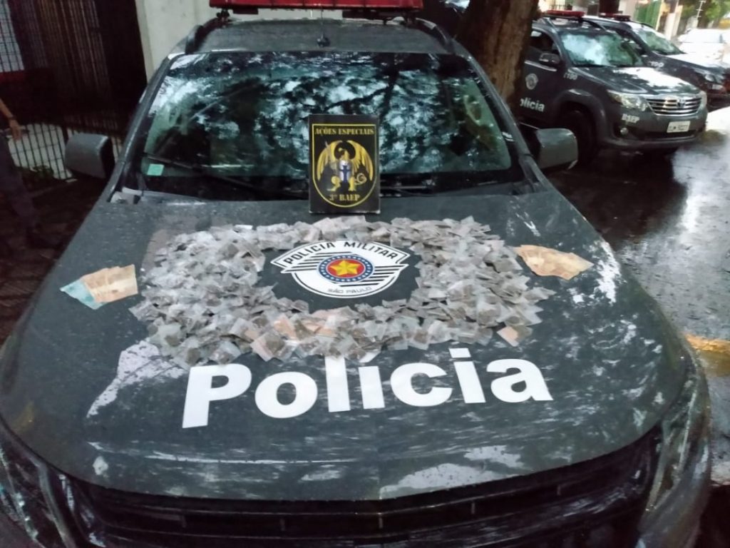 Homem é preso após revista de cães da PM em Taubaté