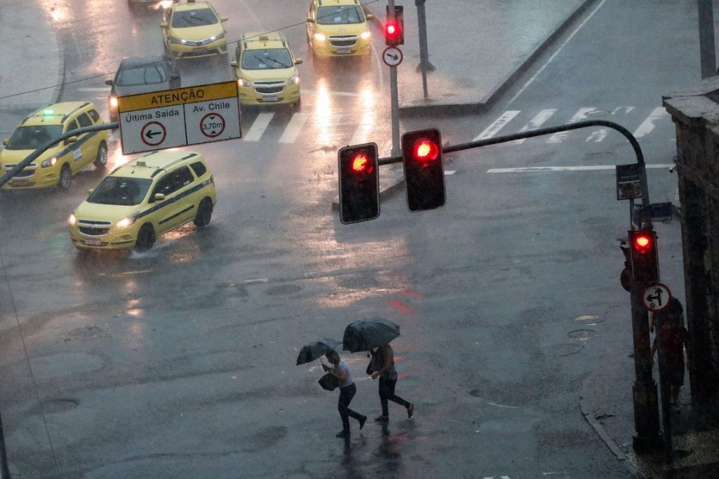 Temporal faz Rio entrar em estágio de atenção
