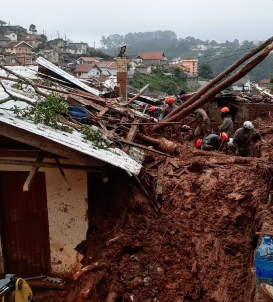 Corpos de vítimas de deslizamento de terra são enterrados em Campos do Jordão
